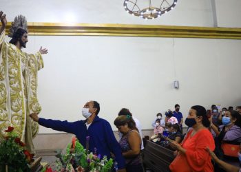 Feligresía católica conmemora con misa al Divino Salvador del Mundo