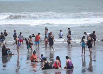 FOTOS/ Así disfrutan los salvadoreños de las playas en estas vacaciones de agosto