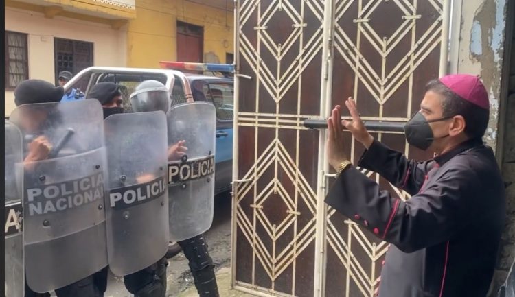 Dichos actos son realizados por el Gobierno
de Ortega y es la segunda vez que imponen un
bloqueo al obispo Álvarez. FOTO / AFP.