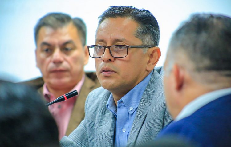 Los representantes de la JVPM lamentaron que en los gobiernos anteriores no se veló por la
protección de la población salvadoreña ante estafadores que se hacen pasar por médicos.
