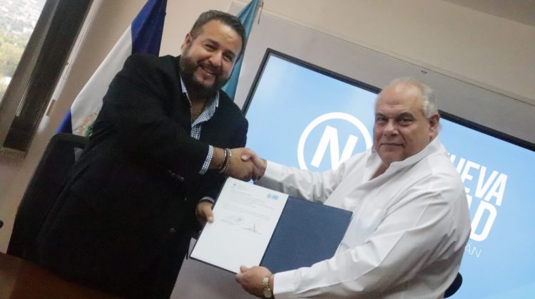 En la firma del convenio participaron el alcalde de Nuevo Cuscatlán, José Dueñas, y el presidente de Conamype, Paul Steiner.