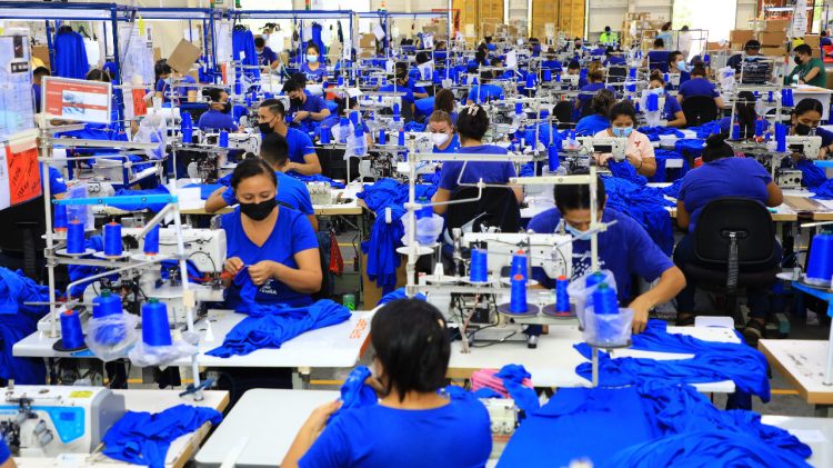 Según la encuesta, el sector industrial ha tenido los mayores incrementos salariales en este año.