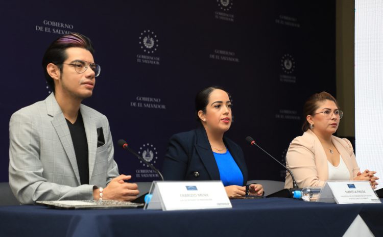 Desarrollo. Las autoridades plantearon que el uso de las nuevas
tecnologías contribuirá a mejorar la elaboración de las leyes. Foto: Diario El Salvador / Edison González.