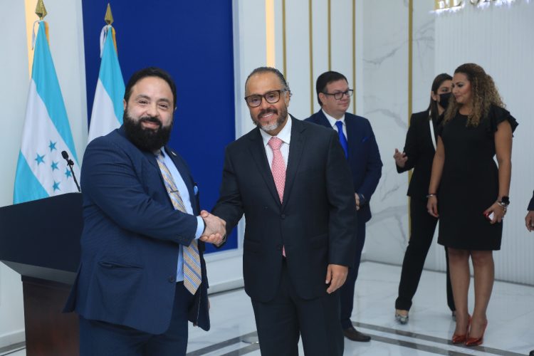 Luis Redondo aprovechó su visita para
agradecer al presidente Nayib Bukele
su apoyo al pueblo
hondureño con alimentos y vacunas.