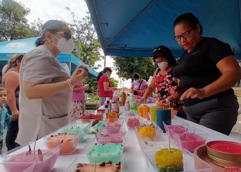 Mujeres muestran sus productos en feria de emprendedores en Santa Ana
