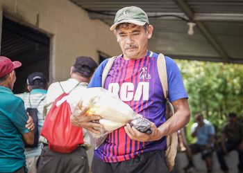 Excombatientes y veteranos  reciben alimentos en Ahuachapán