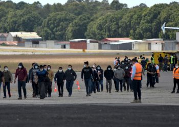 Denuncian expulsión exprés de migrantes en riesgo