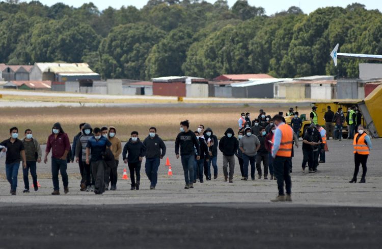 Vulnerados. Algunos migrantes ni siquiera avanzan en sus proceso porque no cuentan con asistencia en su idioma. Foto AFP.