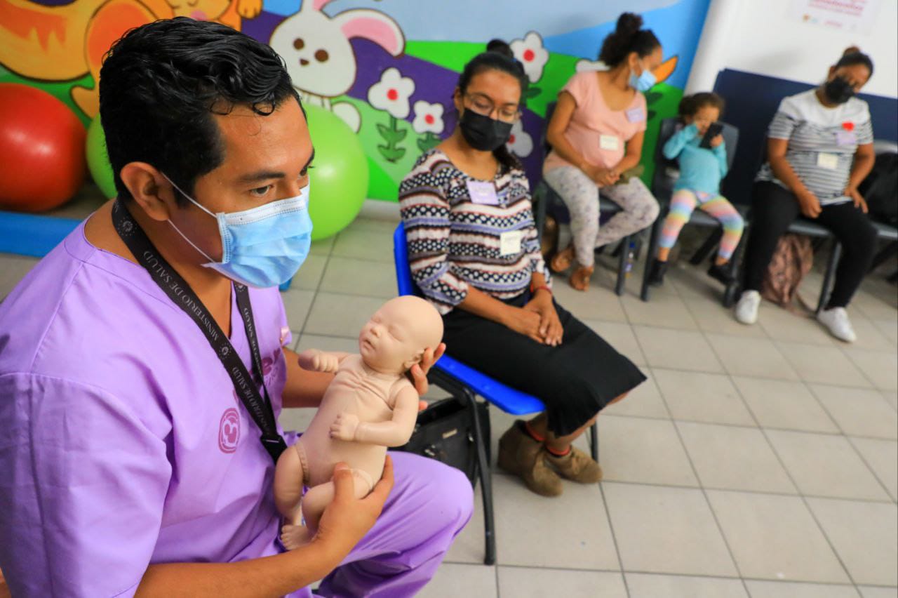 Madres y acompañantes reciben educación prenatal enfocada en lactancia  materna – Diario El Salvador