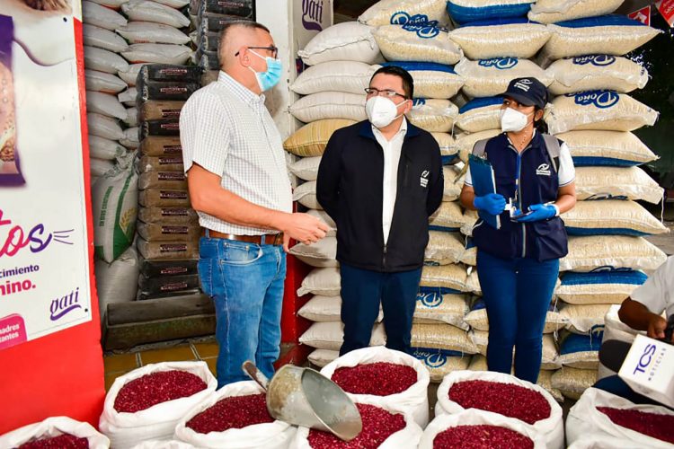Ricardo Salazar acompañó a un equipo de inspectores en el mercado mayorista de granos en San Salvador.