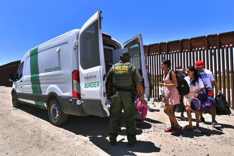 Aprenhensiones. La detención de unidades familiares también subió un 4 % de junio a julio. En junio la cifra reportada fue de 51,822, pero un mes después se elevó a 52,040.
