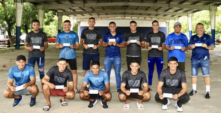 El grueso de seleccionados es del oriente del país, acompañados por los entrenadores Rudis Gallo y Elías Ramírez. Foto: Indes
