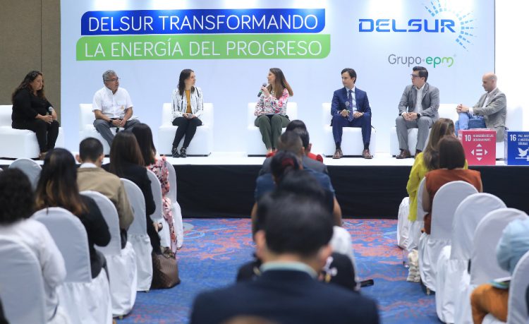Representantes de DELSUR y autoridades de Gobierno en el rubro de electricidad, participaron en el Foro de Sostenibilidad.