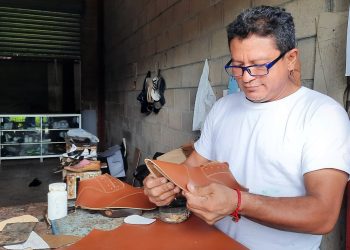 Pymes producen 1.2 millones de pares de zapatos para el paquete escolar