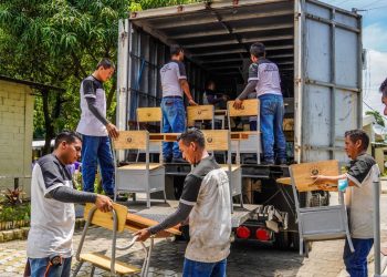 Escuelas de El Salvador reciben más de 100 pupitres elaborados por reos de Centros Penales