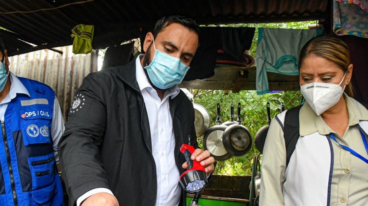 Control. Con la
fumigación se
elimina al zancudo
adulto. Con la
abatización se
evitan las larvas