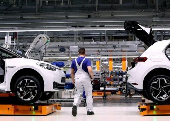La transición hacia los vehículos eléctricos, una carrera sembrada de obstáculos