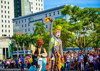 Karcocha comparte su arte con los salvadoreños