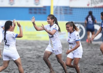 Las estrellas de Centro Occidente mandan en fútbol Playa femenino