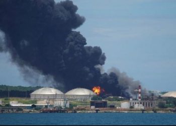 Muere segundo bombero por incendio de tanques petroleros en Cuba