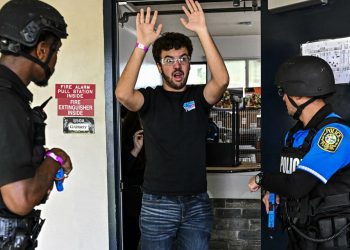 Disparos, gritos, sangre falsa: así se prepara la policía de Miami para un tiroteo escolar