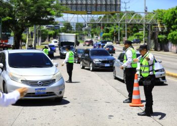 Autoridades de Tránsito verifican punto de control vehicular en Bulevar Constitución
