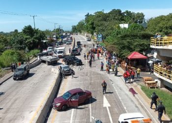 Autoridades atienden aparatoso accidente de tránsito en carretera al Puerto de La Libertad
