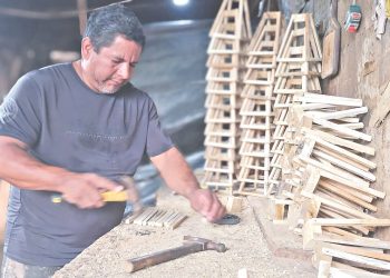 Carlos Arévalo, el artesano de los farolitos en Ahuachapán