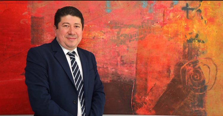 Fredy Gómez, un chalateco que ha logrado construir tres empresas en aquel país, una de limpieza, otra de transporte y Gómez Productions, con la que impulsa el talento de los artistas salvadoreños en Italia y, de ser posible, por toda Europa.  Foto: Guillermo Martínez.