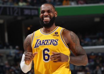 LeBron James extiende su contrato con los Lakers hasta 2025