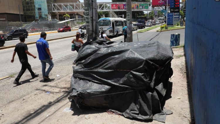 El negocio de comida donde trabajaba la víctima permanece desalojado. Foto DES/ Francisco Campos