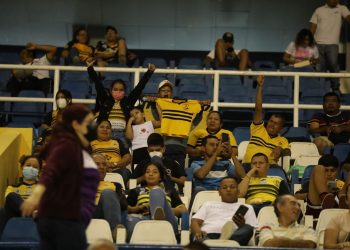 Fiesta dentro y fuera del Cuscatlán por la afición de Platense