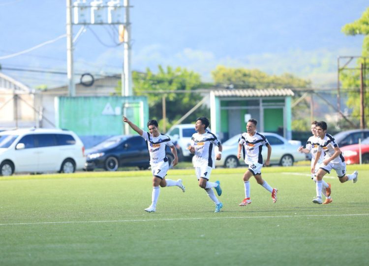 Festejo de La Libertad F.C. en el estadio Las Delicias. Foto: Sofía Mazariego