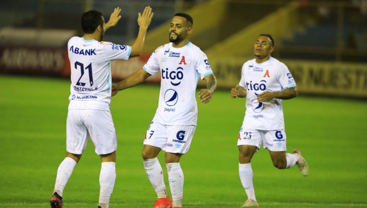 Las celebraciones de gol fueron frecuentes la noche de este miércoles. Foto: Lester Hernández