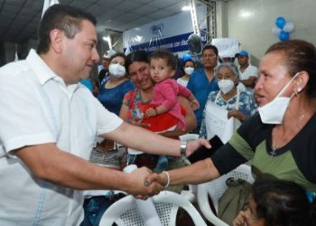 Ministro de Trabajo firma carta de compromiso con líderes sindicales de San Salvador para abrir programas de empleo