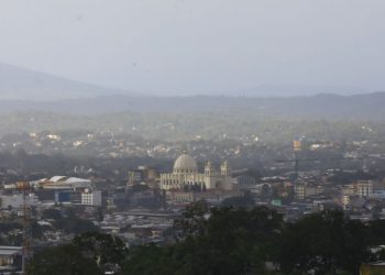 Protección Civil emite alerta naranja en San Salvador y amarilla en la zona central y occidental para prevenir riesgos por lluvias