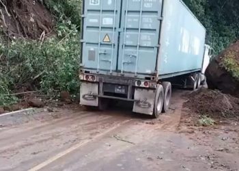 Roca se derrumba y bloquea paso en carretera que conduce de Sonsonate a Santa Ana