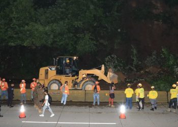 Autoridades despejan carretera Los Chorros tras deslizamiento
