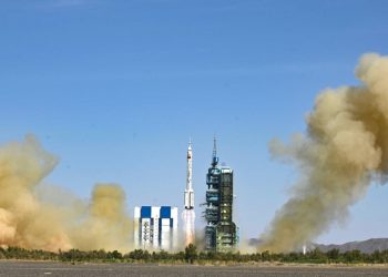 Astronautas de la misión china Shenzhou-14 realizan un paseo espacial