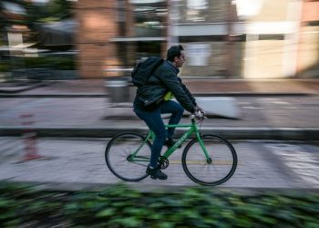 La bicicleta se abre paso entre el infernal tráfico de Bogotá