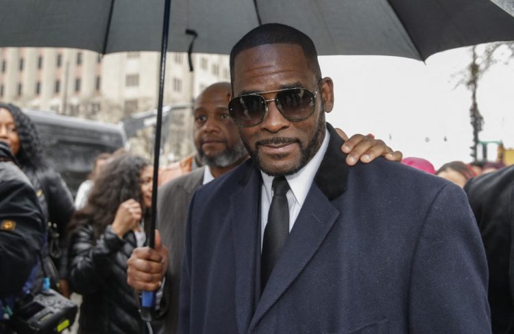 (FILES) In this file photo taken on May 7, 2019, R. Kelly leaves the Leighton Criminal Court Building after a hearing on sexual abuse charges in Chicago, Illinois. - Disgraced R&B singer R. Kelly, who is serving a 30-year sentence for sex offenses, is back in court this week facing further charges. In the Chicago case, Kelly and two ex-associates are accused of rigging the singer's 2008 child pornography trial in which the jury delivered a verdict of not guilty. (Photo by KAMIL KRZACZYNSKI / AFP)