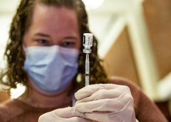Reino Unido autoriza nueva vacuna anticovid de Pfizer contra variante ómicron