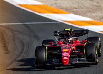 Mano a mano entre Ferrari y Mercedes en primeros libres; Red Bull lejos