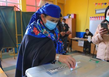 Chilenos en el extranjero votan divididos sobre propuesta de Constitución