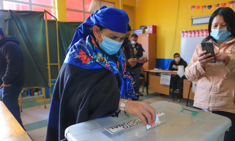 Member of the Chilean Constitutional Convention, machi (ancestral authority) Francisca Linconao casts her vote during a referendum to approve or reject a new Constitution at a polling station in Temuco, Chile, on September 4, 2022. - More than 15 million voters began this Sunday to vote in Chile to approve or reject a new Constitution that will replace the one inherited from the dictatorship of Augusto Pinochet (1973-1990). (Photo by MARIO QUILODRAN / AFP)