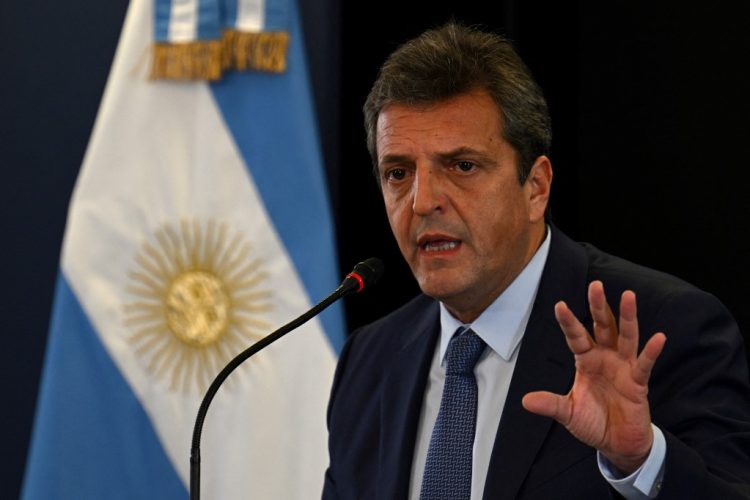Gobierno argentino anuncia nuevo esquema temporal de liquidación de divisas para sector de soya. FOTO/ AFP.