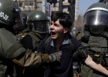 Estudiantes se manifiestan en Chile antes de cambio de gabinete