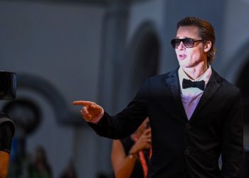 Brad Pitt desvela por primera vez sus esculturas en exposición en Finlandia
