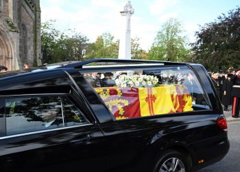 De Balmoral a Edimburgo, los escoceses acompañan en silencio el último viaje de Isabel II