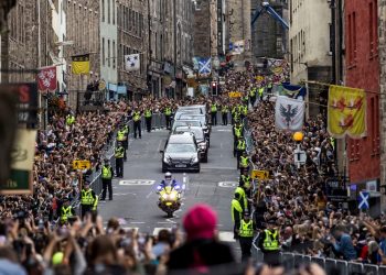 Escocia inicia el largo y último adiós a la reina Isabel II
